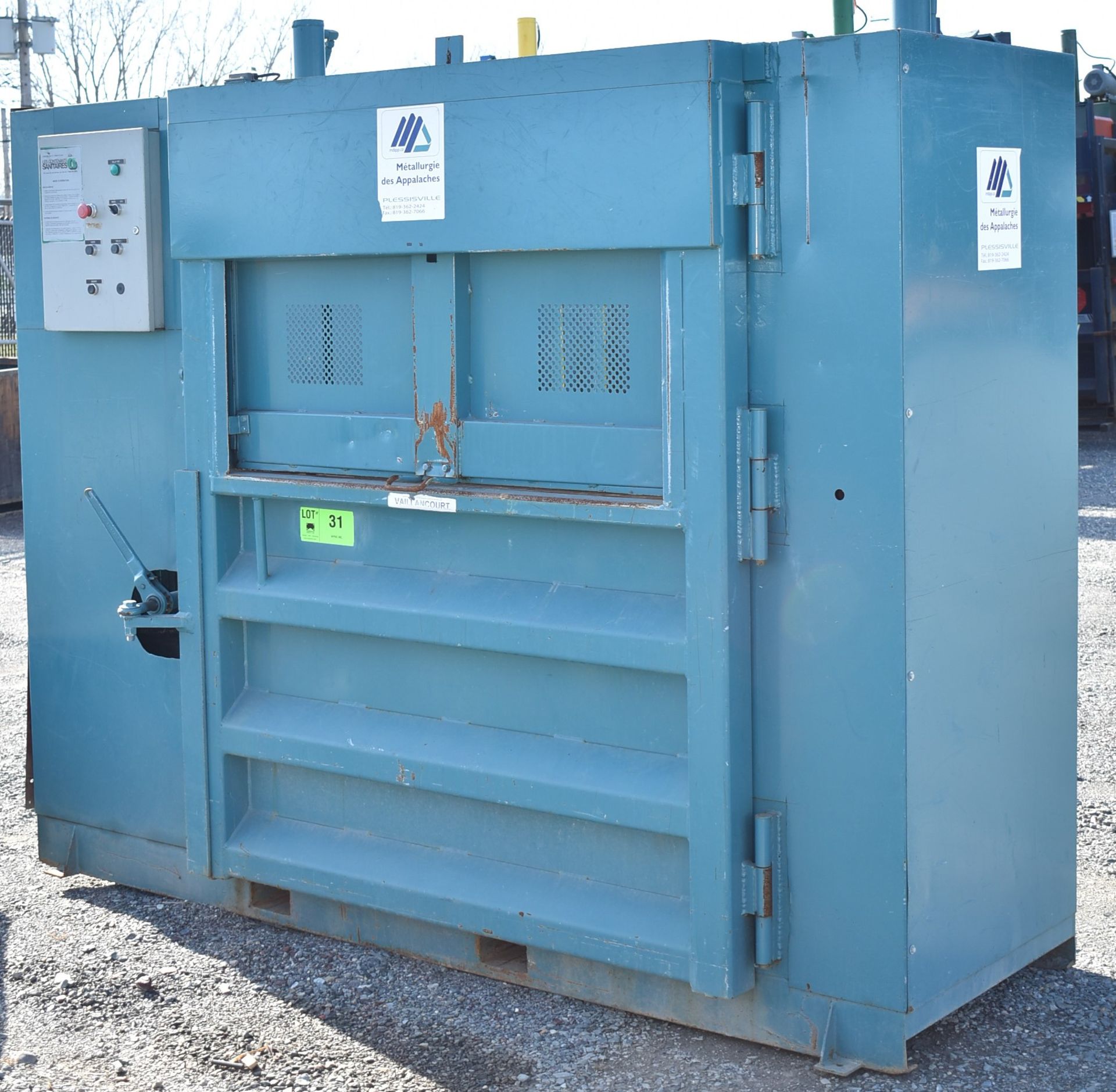 MDA VERTICAL HYDRAULIC BALER, 460V/3PH/60HZ, S/N N/A (CI) [RIGGING FEE FOR LOT #31 - $200 CAD PLUS