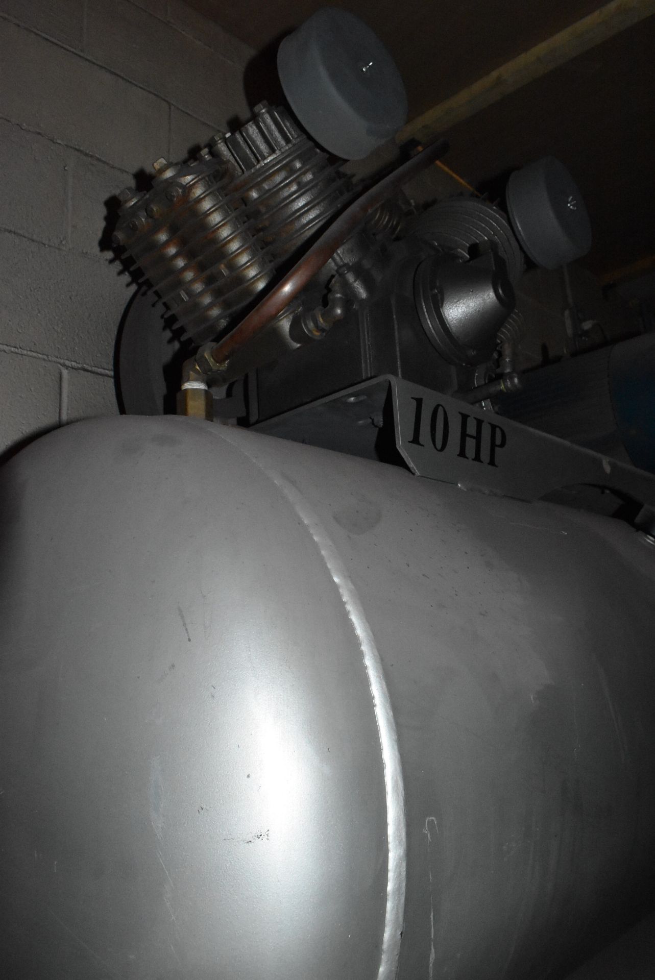 10 HP AIR COMPRESSOR WITH AIR DRYER, S/N N/A (CI) [RIGGING FEE FOR LOT #58 - $875 CAD PLUS - Image 2 of 4