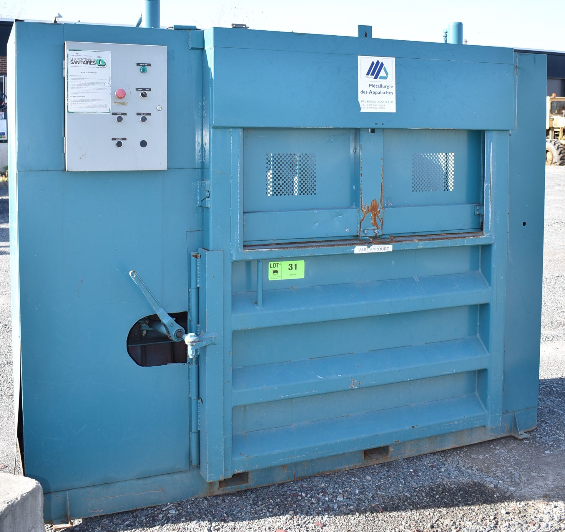 MDA VERTICAL HYDRAULIC BALER, 460V/3PH/60HZ, S/N N/A (CI) [RIGGING FEE FOR LOT #31 - $200 CAD PLUS - Image 2 of 5