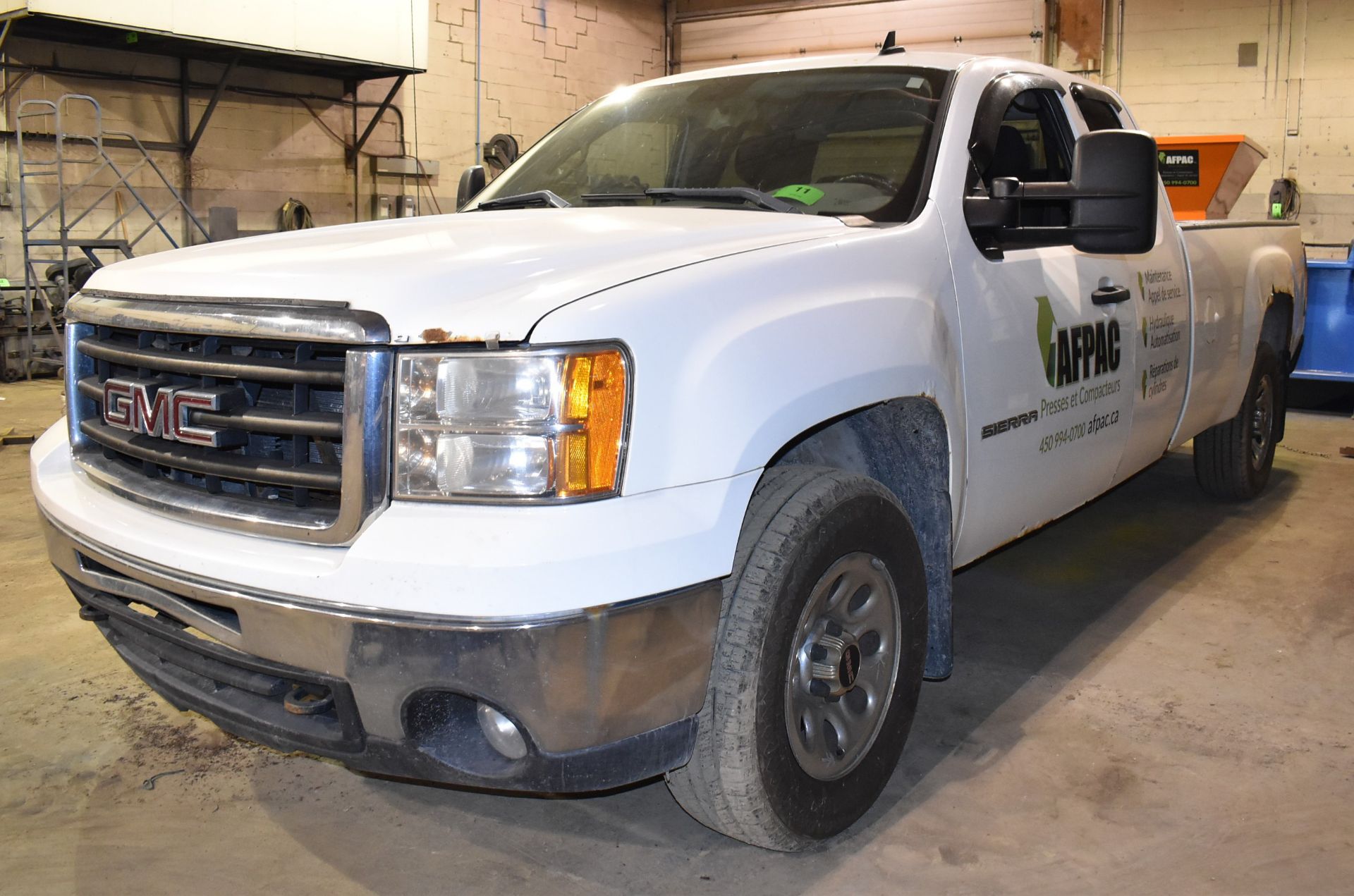 GMC (2010) SIERRA EXTENDED CAB PICKUP TRUCK WITH 5.3 L 8-CYLINDER GAS ENGINE, 4WD, VIN