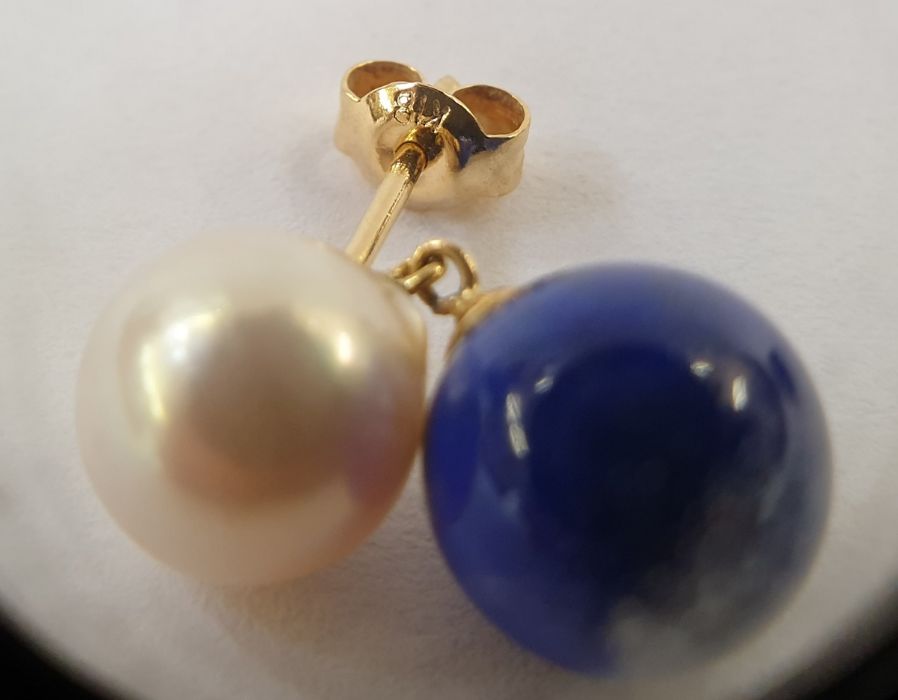 Pair 18K cultured pearl and lapis lazuli earrings, each set one each pearl and lapis - Image 2 of 2