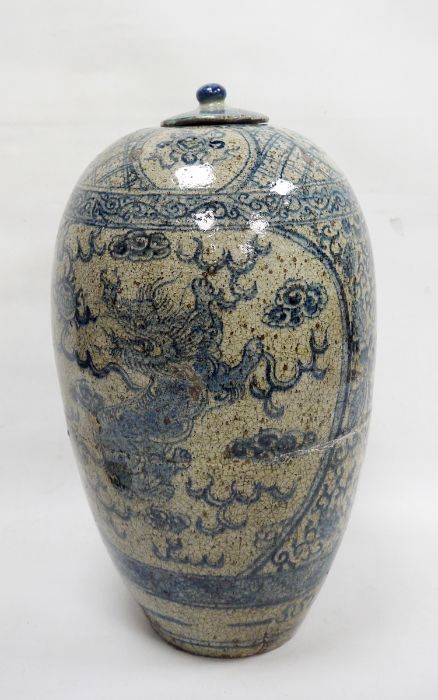 Large Chinese porcelain blue and white oviform vase and cover, late 19th/20th century, painted - Image 3 of 6