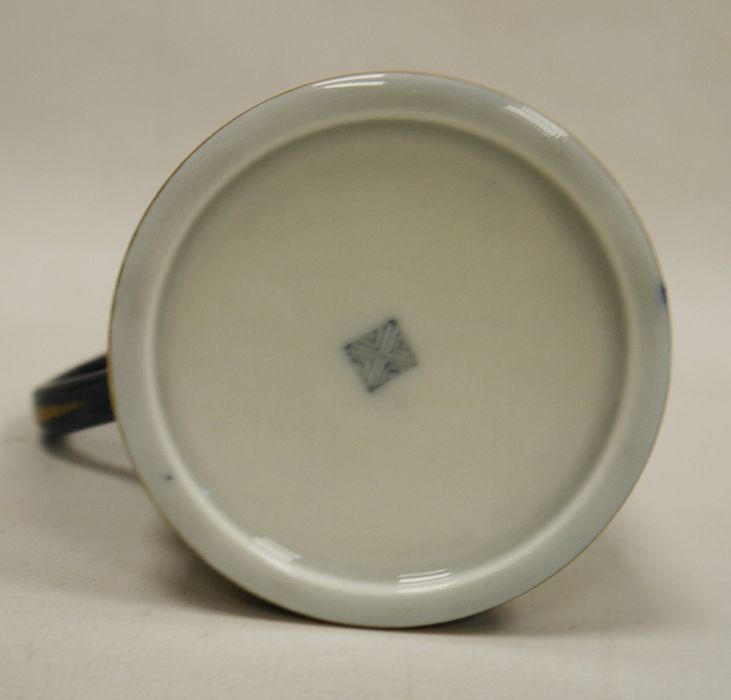 Continental porcelain Worcester-style tankard, 20th century, printed blue seal mark, painted with - Bild 4 aus 4
