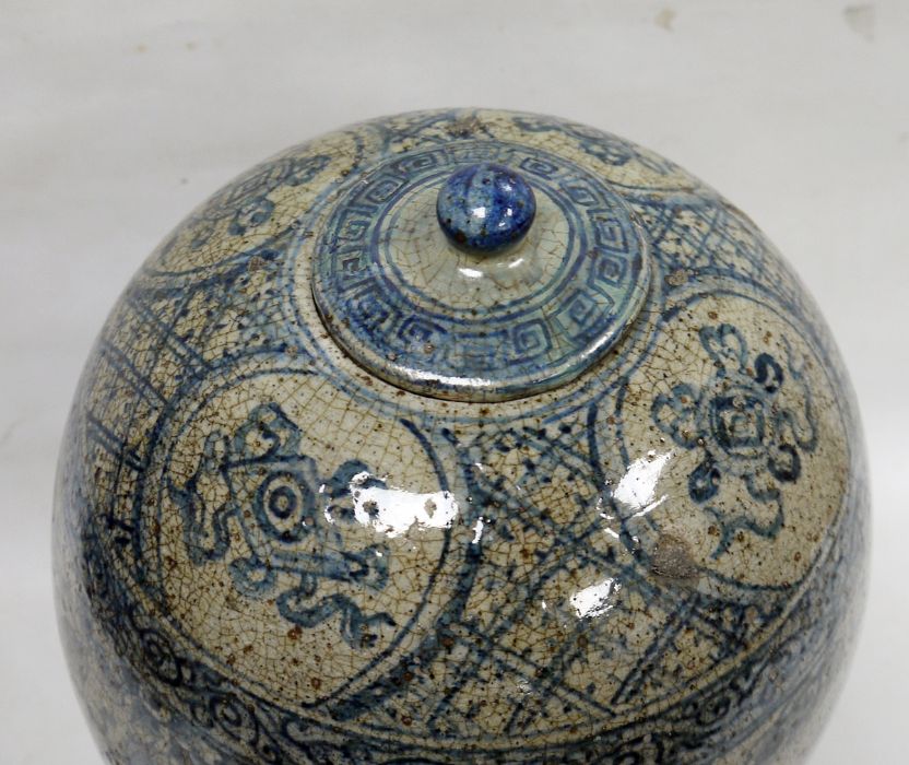 Large Chinese porcelain blue and white oviform vase and cover, late 19th/20th century, painted - Image 5 of 6