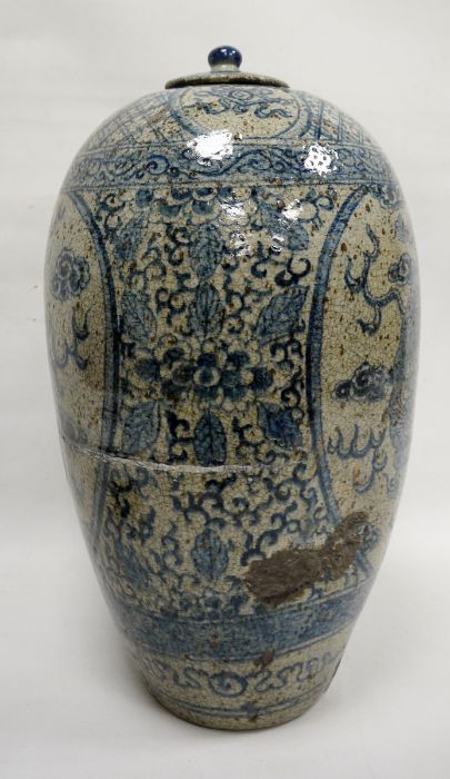 Large Chinese porcelain blue and white oviform vase and cover, late 19th/20th century, painted - Image 2 of 6