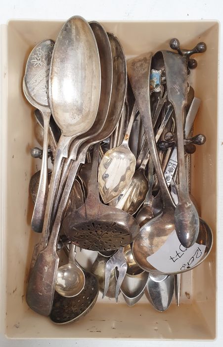 Collection of silver plate and metal ware, including flatware, serving spoons, tongs, assorted - Bild 3 aus 3