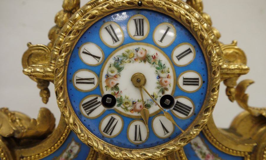 French gilt metal and porcelain mantel clock, the porcelain dial with Roman numerals, the movement - Image 6 of 17