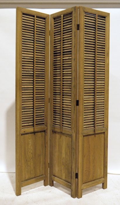 Modern oak three-fold draught screen with Venetian blind panels, 211cm high