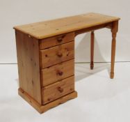20th century pine single pedestal desk (104x44x72cm)