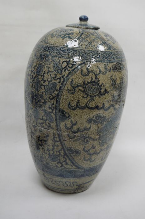 Large Chinese porcelain blue and white oviform vase and cover, late 19th/20th century, painted - Image 4 of 6