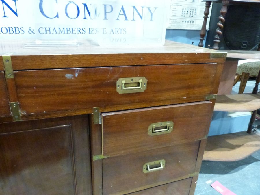 19th century-style mahogany campaign desk, the rectangular top above eight drawers and kennel - Image 4 of 7
