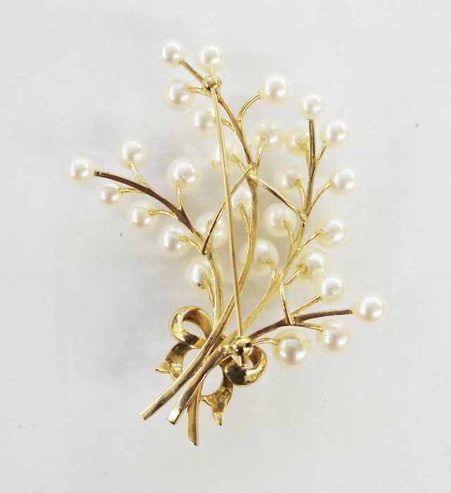 Gold and cultured pearl spray brooch with bow detail, marked 14K, 7cm long and a gold belcher-link - Bild 2 aus 6