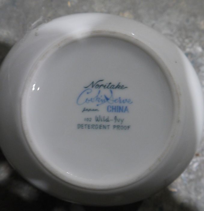 Noritake 'Wild Ivy' pattern part dinner service, 20th century, printed marks, printed with sprays of - Image 2 of 2