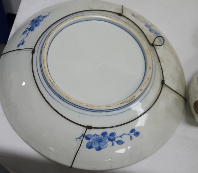 Asian porcelain blue and white charger printed with a bird perched on trellis before chinoiserie - Image 4 of 4