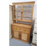 Pine glazed dresser with glazed cabinet top, cupboards bellow on plinth base (106x44x199cm)