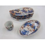Japanese Imari porcelain fan-shaped box and cover in the form of two overlapping fans, 17cm wide,
