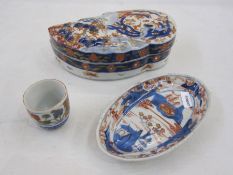Japanese Imari porcelain fan-shaped box and cover in the form of two overlapping fans, 17cm wide,