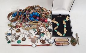 1920's Indian jade and gold coloured metal necklace and a small quantity of costume jewellery to