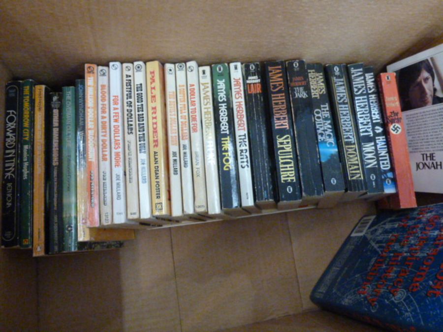 Science fiction and fantasy Asimov, Isaac  Large quantity of paperbacks to include 'IRobot', a few - Image 6 of 7