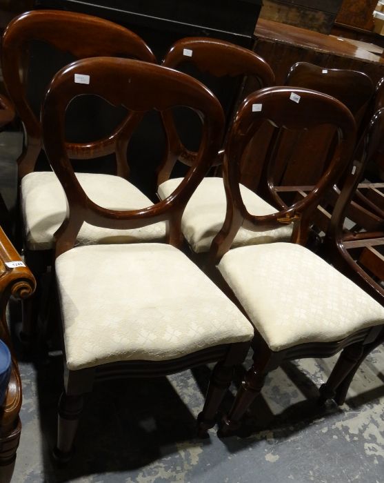 Four mahogany chairs with serpentine fronts, on turned supports (4)