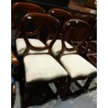 Four mahogany chairs with serpentine fronts, on turned supports (4)