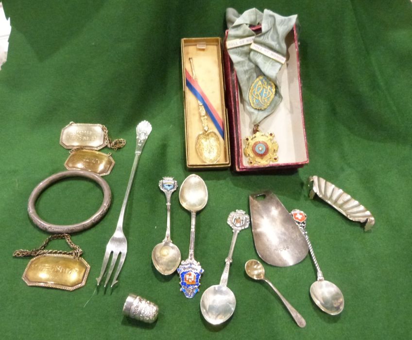 Victorian silver pickle fork, Sheffield 1891, a small silver shoe lift, Sheffield 1931, an Edwardian