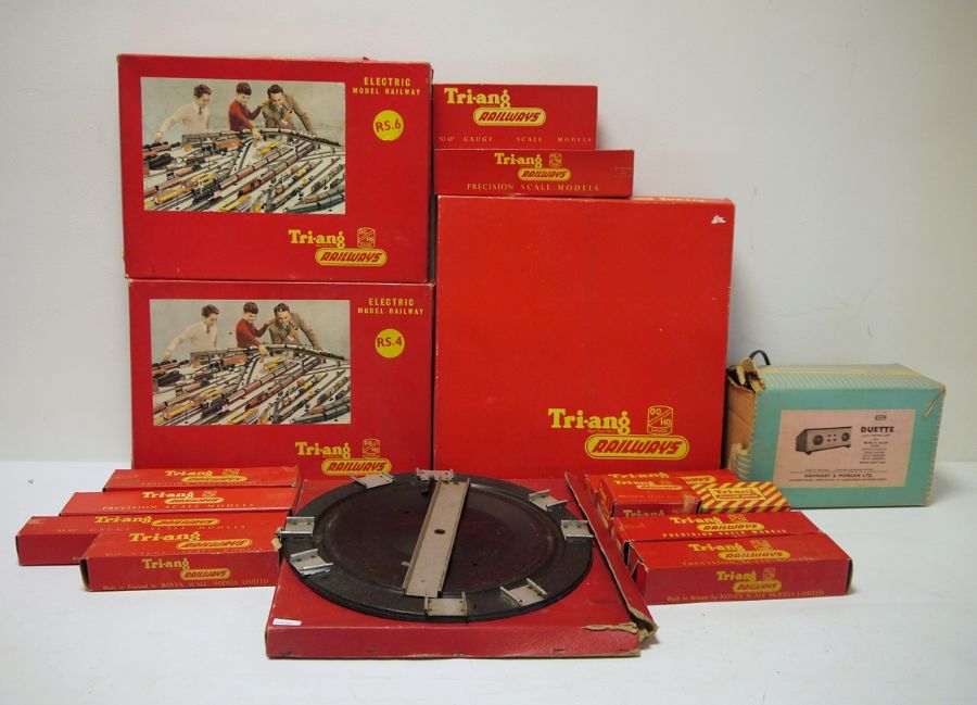Tri-ang Railways electric model railway, 00 gauge, boxed RS.4, RS.6, R.161, various coaches and