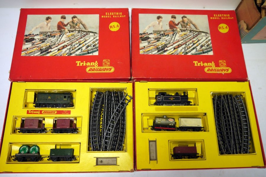 Tri-ang Railways electric model railway, 00 gauge, boxed RS.4, RS.6, R.161, various coaches and - Image 5 of 5