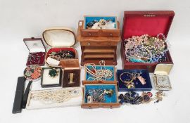 Large quantity of costume jewellery (1 box)