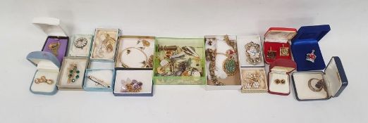 Quantity of sundry costume jewellery to include brooches, pendants, cufflinks, etc (1 box)