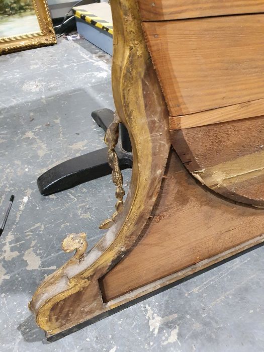 Regency overmantel wall mirror with gilt gesso frame above the oval plate and shaped mirror plate - Image 12 of 14