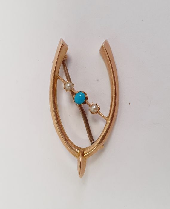 15ct gold, turquoise and seedpearl wishbone-pattern brooch, 2.7g gross
