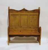 20th century pine settle with shaped top rail, panelled back, shaped sides, 128.5cm wide