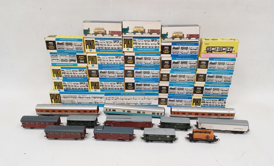 Box of Piko trains to include 5/6425-160, 5/6406-180, 5/6514-010, 5/6410-070, 5/6408-017, 5/6405-