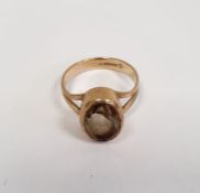 9ct gold and smoky quartz ring, collet set, on split shank