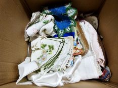 Box of assorted linen and tablecloths (1 box)