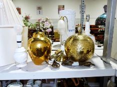 Two brass table lamps and three further table lamps (5)