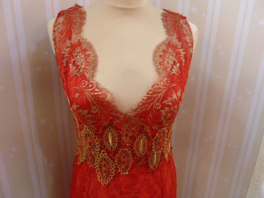 Chris Clyne Collection Red and gold thread lace and silk evening dress, appliqued design to the - Image 2 of 5