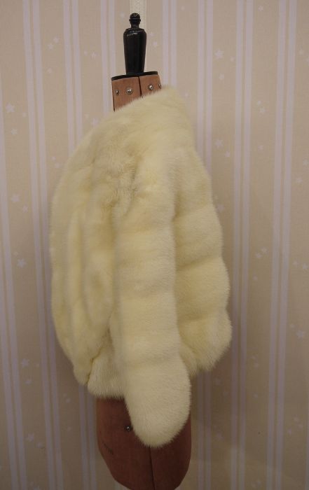 Vintage white mink short jacket and a mink stole with tippet fringes (2)Condition ReportPlease see - Image 2 of 6