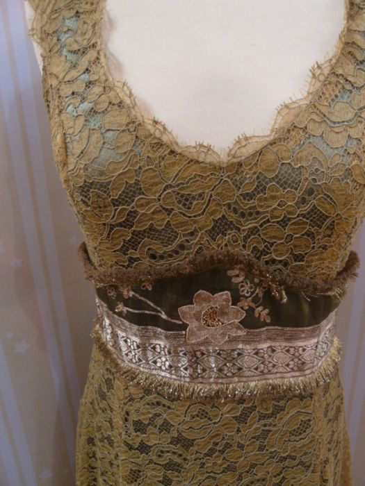 Chris Clyne Collection Gold/mustard coloured lace over green silk evening dress, appliqued waistband - Image 3 of 4
