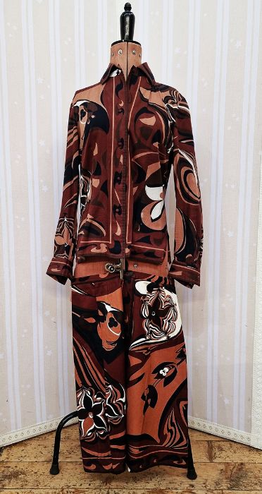 Emilio Pucci skirt and shirt suit, the skirt with side button fastening, the shirt a light weight