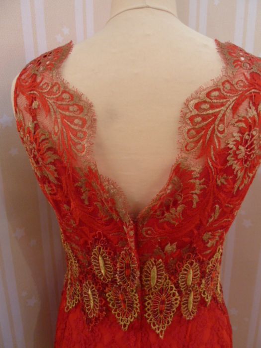 Chris Clyne Collection Red and gold thread lace and silk evening dress, appliqued design to the - Image 5 of 5