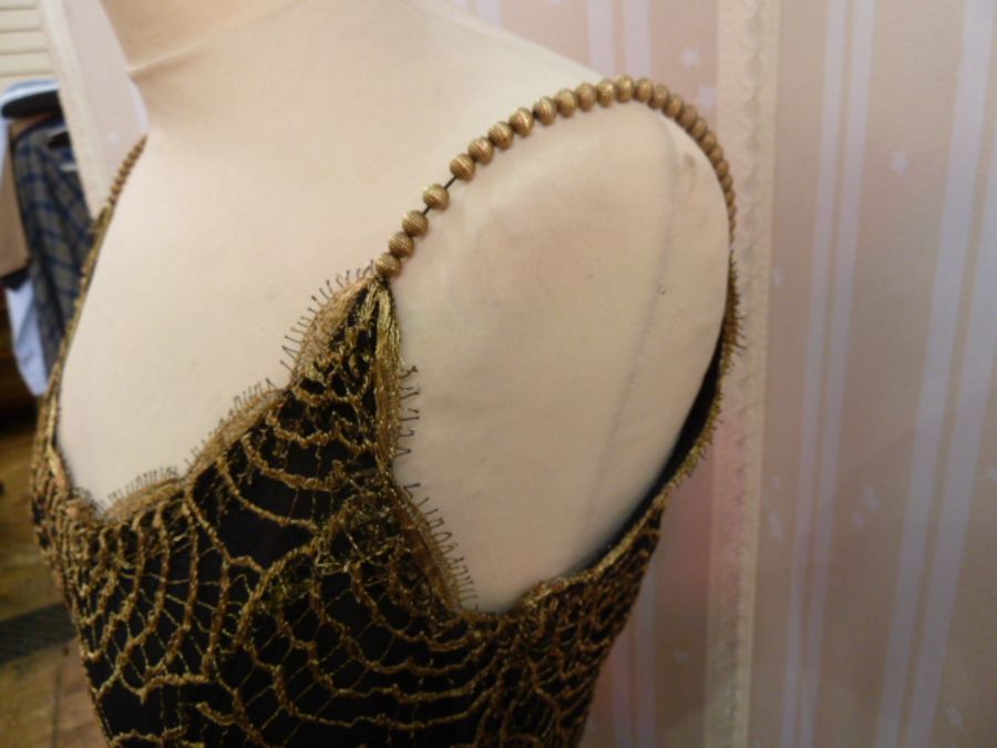 Chris Clyne Collection Gold cobweb lace over black silk evening gown, the shoulder straps created - Image 3 of 5