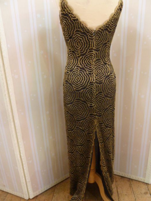 Chris Clyne Collection Gold cobweb lace over black silk evening gown, the shoulder straps created - Image 4 of 5