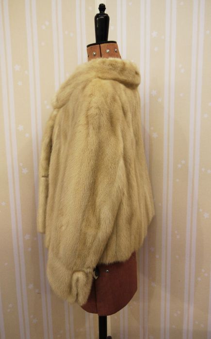Cream coloured short mink jacketCondition ReportPlease see additional images Appears to be in - Image 2 of 6