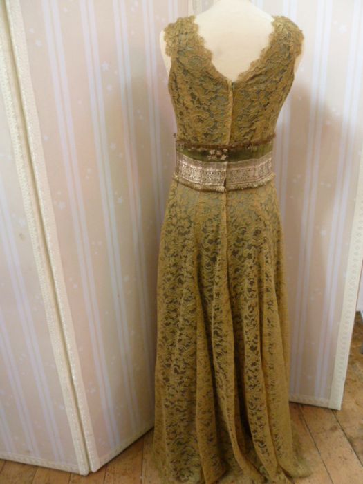 Chris Clyne Collection Gold/mustard coloured lace over green silk evening dress, appliqued waistband - Image 4 of 4