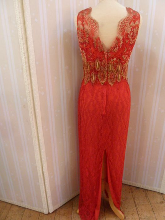Chris Clyne Collection Red and gold thread lace and silk evening dress, appliqued design to the - Image 4 of 5