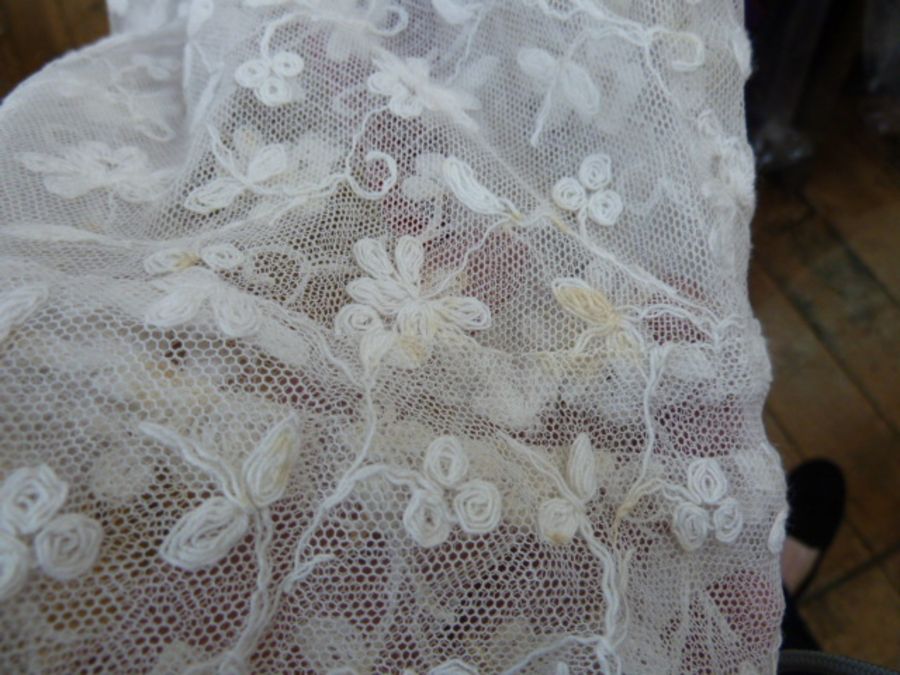 1930's lace full-length dress with short puff sleeves, popper side fastening and front fastening - Image 3 of 4