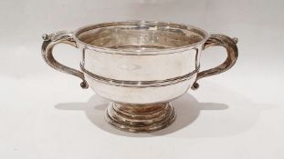 George V silver two-handled trophy on circular stepped base, Adie Brothers, Birmingham 1923, 22.3ozt