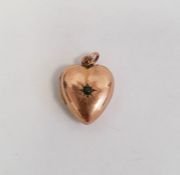 9ct gold and cabochon jade heart-shaped pendant with fittings to interior, gross weight 3.3g